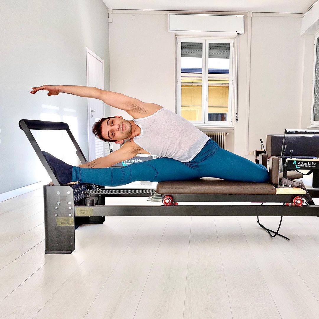 Istruttore Andrea D'Alò durante una lezione di pilates reformer a Coralma